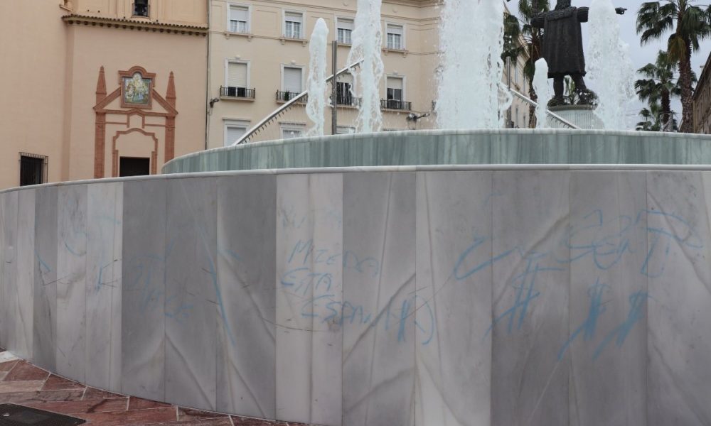 La Nueva Fuente De La Plaza De Las Monjas Aparece Con Pintadas Tras Su