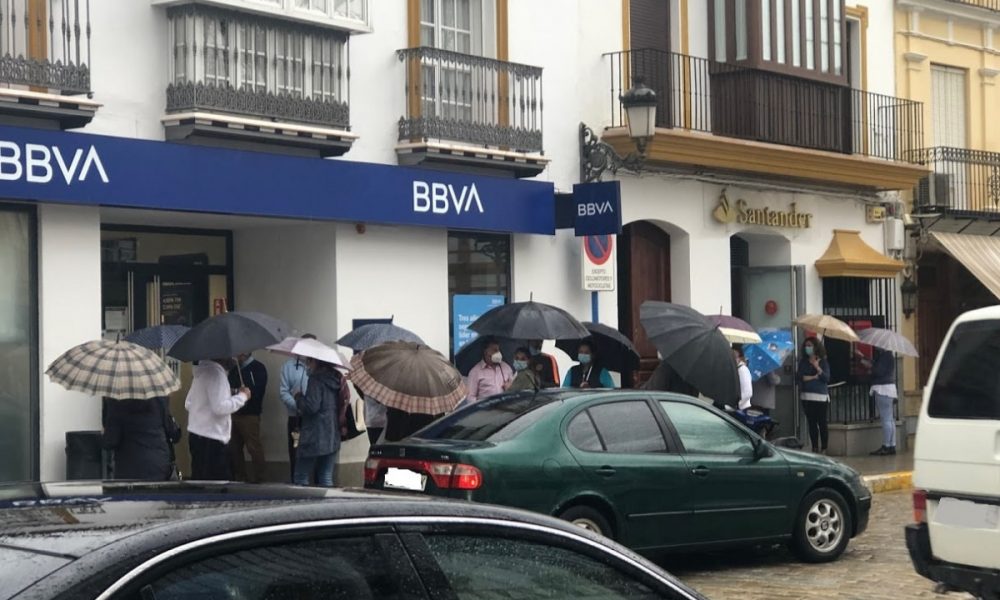 Sin solución a las colas y aglomeraciones en las puertas de los bancos y cajas de ahorro