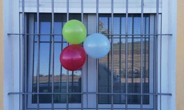 Globos de colores y dibujos para celebrar el Día del Pueblo Gitano en La Puebla