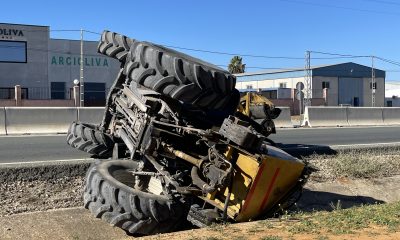 El vuelco de un tractor en la carretera de Arahal a El Coronil obliga a cortar la vía