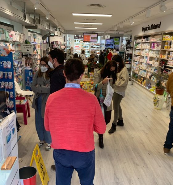 Una farmacia de Dos Hermanas compra 10.000 test de antígenos para vender entre sus clientes